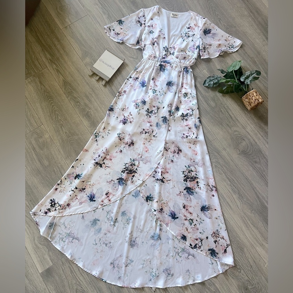 Show me your MuMu flutter sleeve wrap dress in bouquet beauty florals. Sz S NWOT